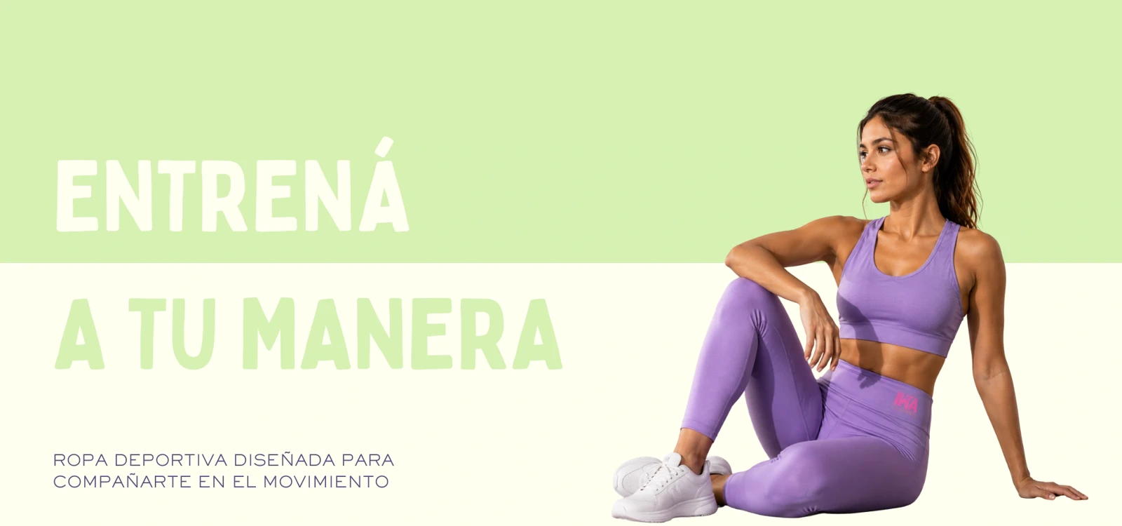 Pieza de IWA Clothes con un conjunto deportivo lila sobre fondo verde claro